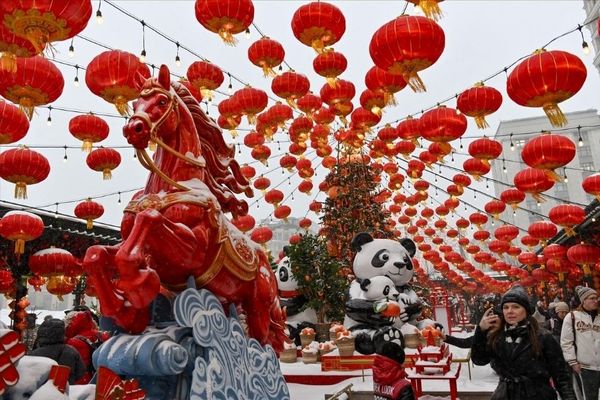 Moscow khoác lên mình sắc màu rực rỡ dịp năm mới - Không khí lễ hội tại Nga-image